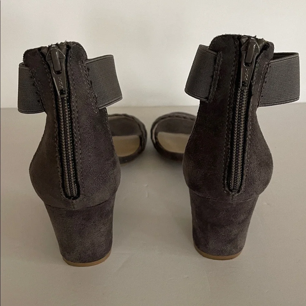 White Mountain Gray Faux Suede Block Heel Sandals‎ 7.5
